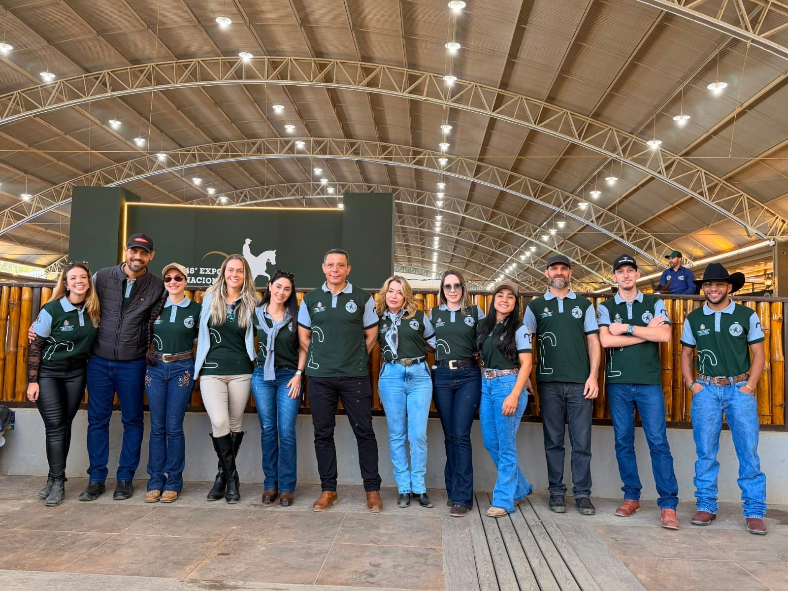 Grupo de pessoas posando em local de exposição